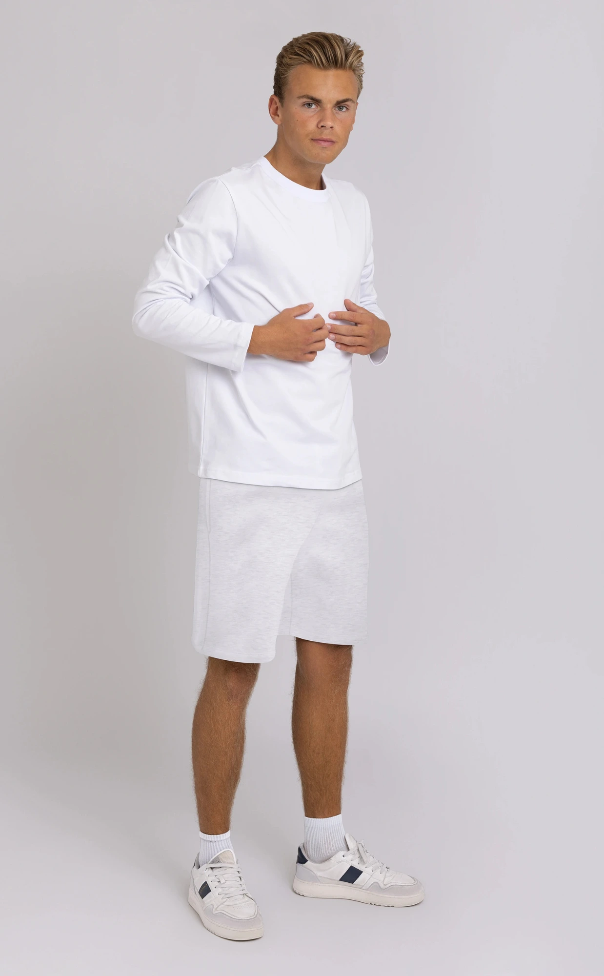 herre lys grå shorts foran